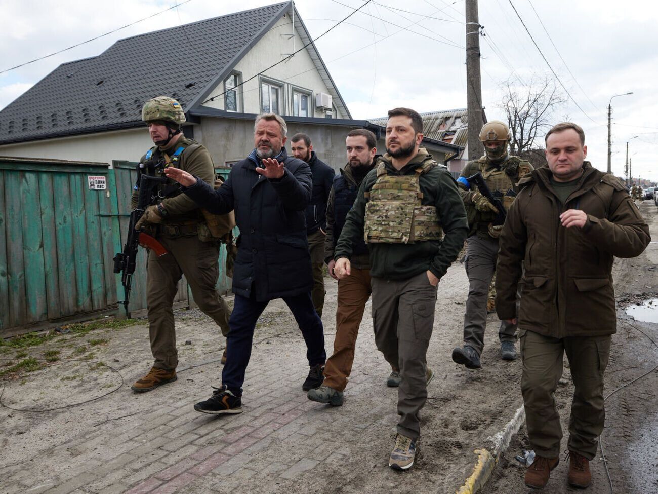 Зеленский (третий справа) посетил Бучу 4 апреля