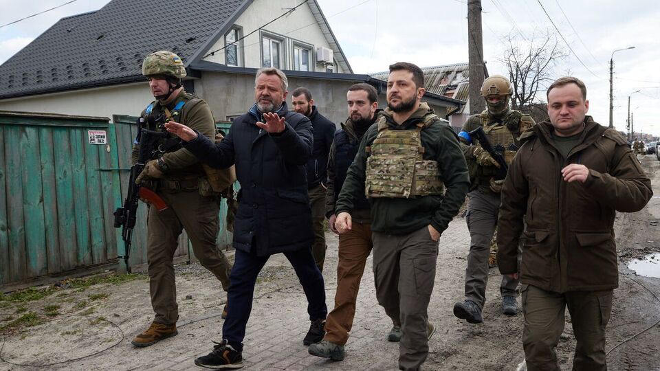 Зеленський (третій праворуч) відвідав Бучу 4 квітня