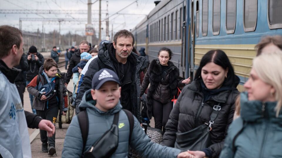 Вакарчук повідомив, що у поїзді їдуть переважно жінки та діти з Краматорська, Бахмута, Костянтинівки