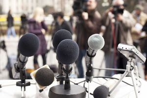 С 24 февраля восемь журналистов были похищены, 13 ранены