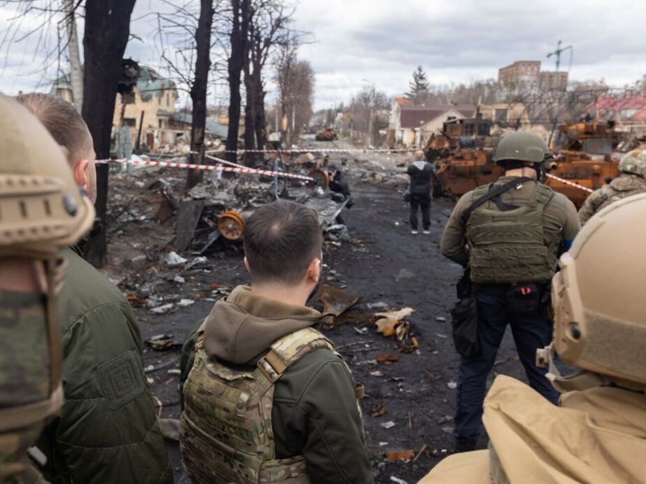 Зеленський оглянув дорогу зі знищеною технікою армії РФ