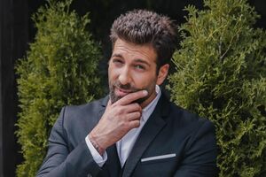 Салем: Пожалуйста, ведите себя достойно за границей