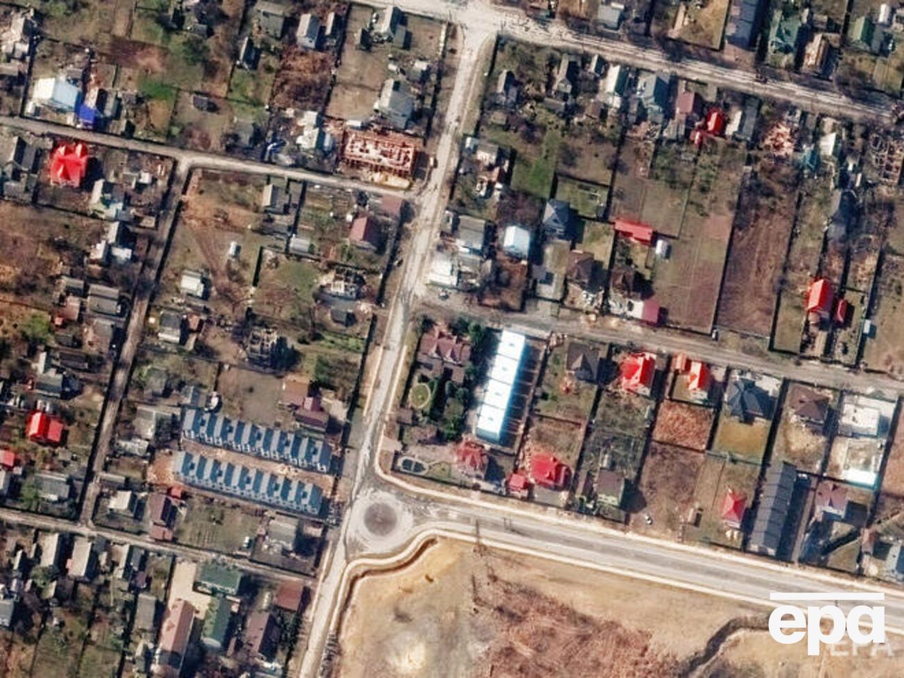 Супутниковий знімок зроблено 31 березня, він показує Яблонську вулицю Бучі, об'єкти на дорозі &ndash; тіла загиблих