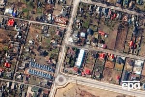 Супутниковий знімок зроблено 31 березня, він показує Яблонську вулицю Бучі, об'єкти на дорозі – тіла загиблих