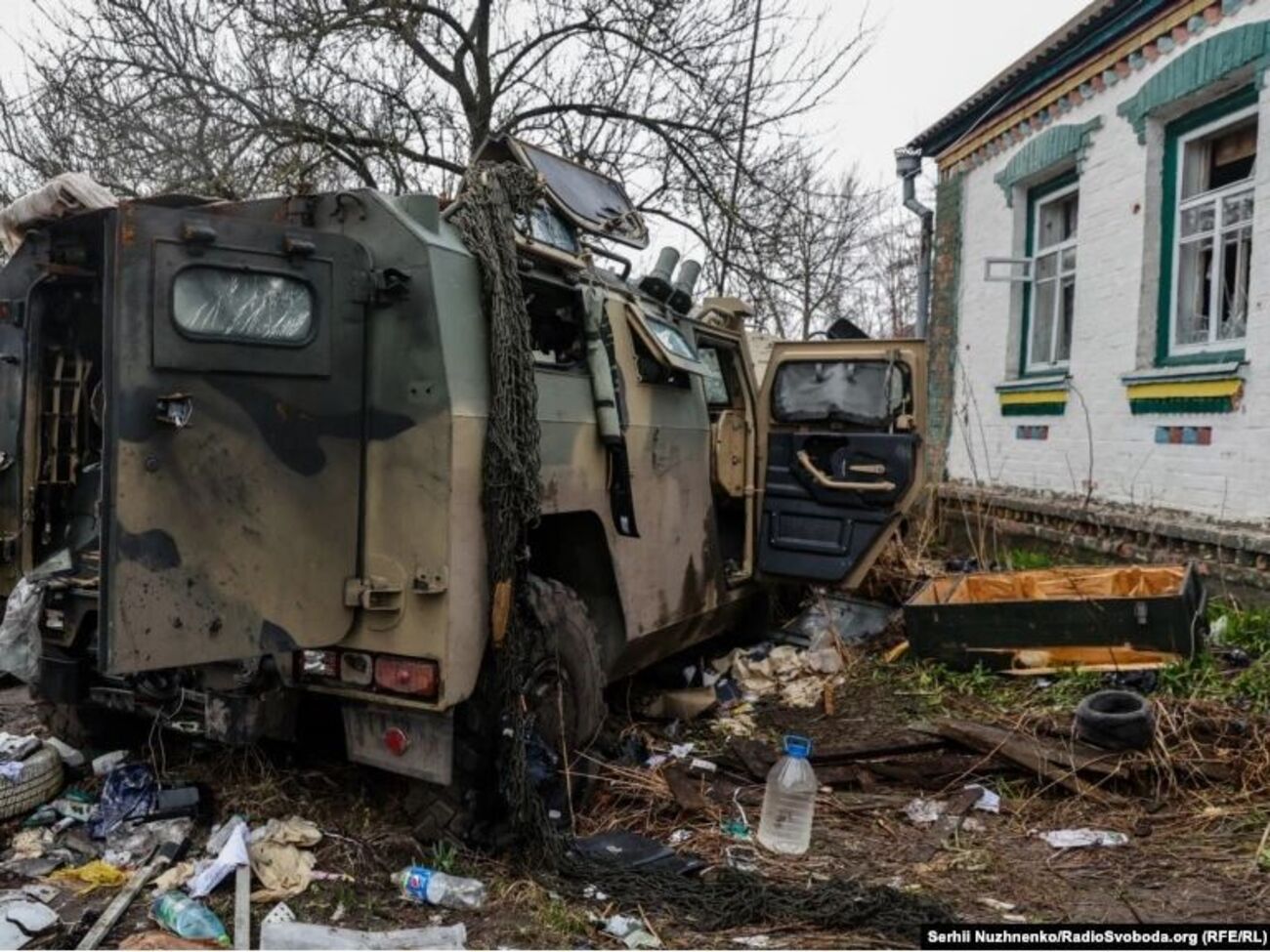 Українські війська змусили РФ відступити з районів навколо Чернігова та Києва, наголошують у міноборони Британії. На світлині – бронеавтомобіль РФ на вулицях звільненого селища Нова Басань Чернігівської області