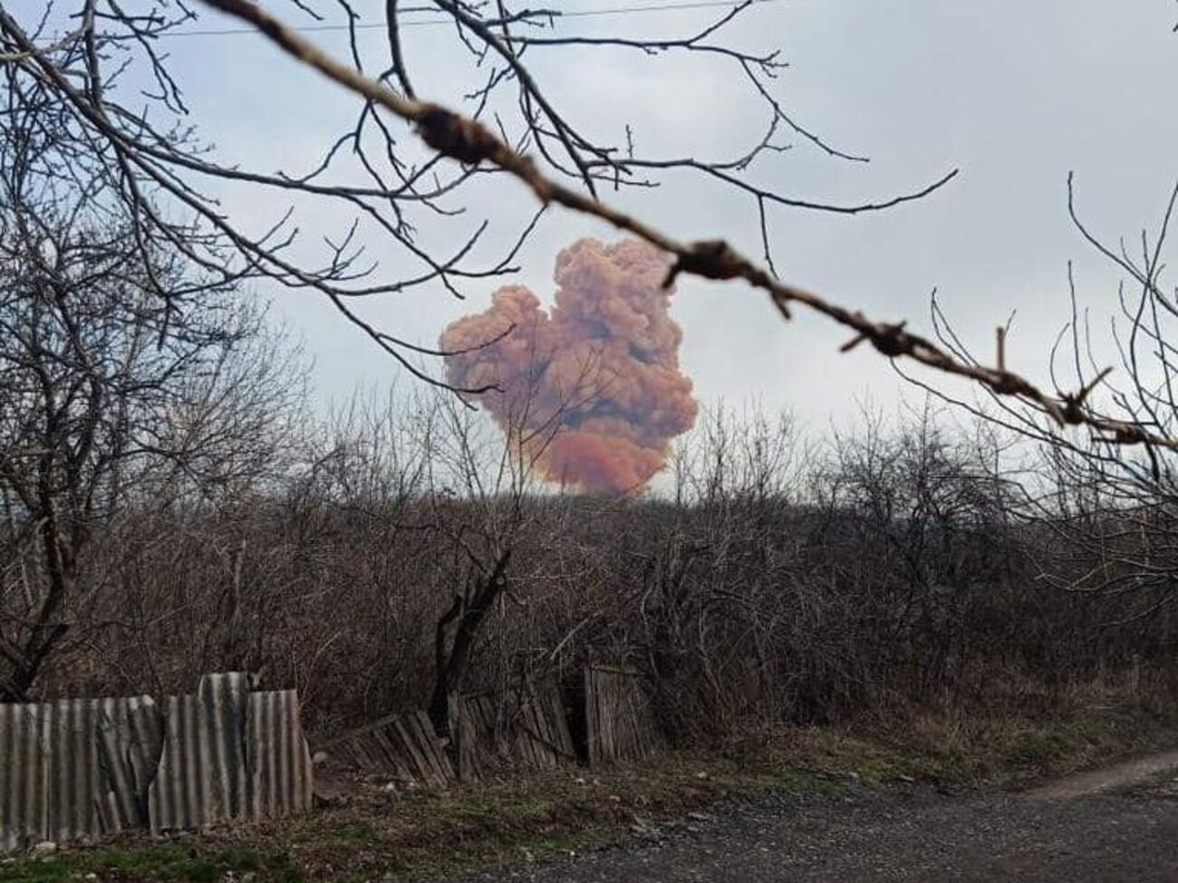 Пары азотной кислоты вызывают раздражение дыхательных путей, людей попросили не открывать окна и двери