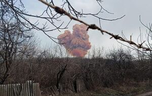 Пары азотной кислоты вызывают раздражение дыхательных путей, людей попросили не открывать окна и двери