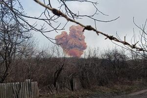 Пары азотной кислоты вызывают раздражение дыхательных путей, людей попросили не открывать окна и двери