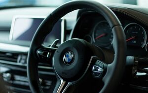 Больше всего в РФ подорожали премиальные автомобили, пишет "Коммерсантъ"