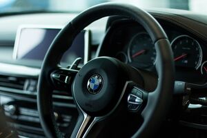 Найбільше у РФ подорожчали преміальні автомобілі, пише "Коммерсантъ"