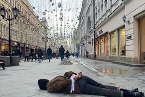 Чоловік у межах акції лежав зі зв'язаними білою стрічкою руками