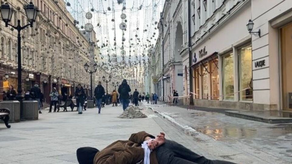 Чоловік у межах акції лежав зі зв'язаними білою стрічкою руками