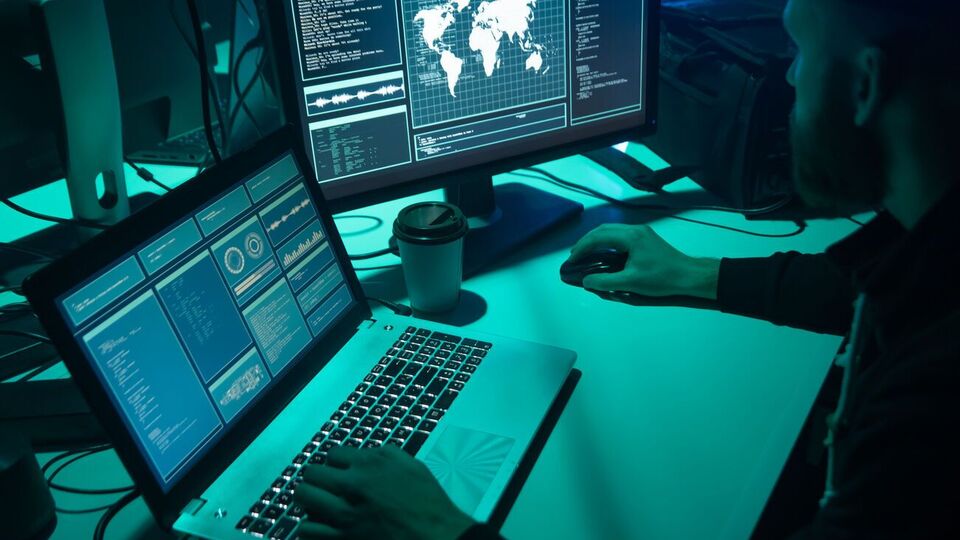 Атаки здійснювала група Armageddon – спеціальний проєкт ФСБ РФ, напрямом "роботи" якого є Україна