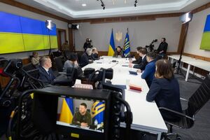 Зеленский о возвращении оккупированного Донбасса военным путем: Это может стоить нам сотни тысяч людей. Мы будем терять и забирать жизни