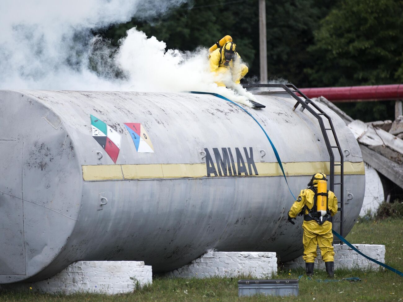 В результате попадания осколков ракеты в резервуары была утечка минудобрений в почву, отметил Труш