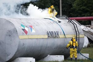 В результате попадания осколков ракеты в резервуары была утечка минудобрений в почву, отметил Труш