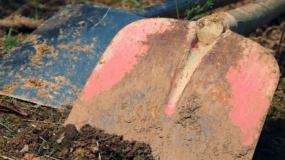 Окопи риють на тлі війни в Україні