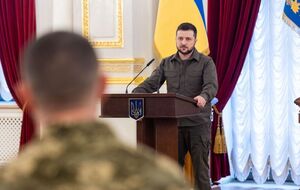 Зеленский сообщил, что награды украинским военным теперь будут вручать в Мариинском дворце, в Белом зале, в котором принимают глав иностранных государств