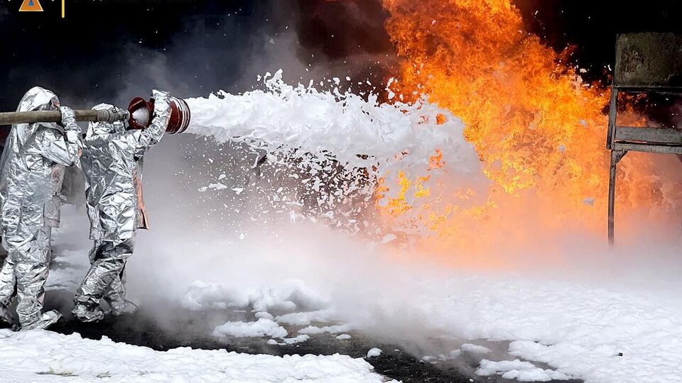 После авиаудара на заводе начался сильный пожар, нефтебаза уничтожена, сообщил Резниченко