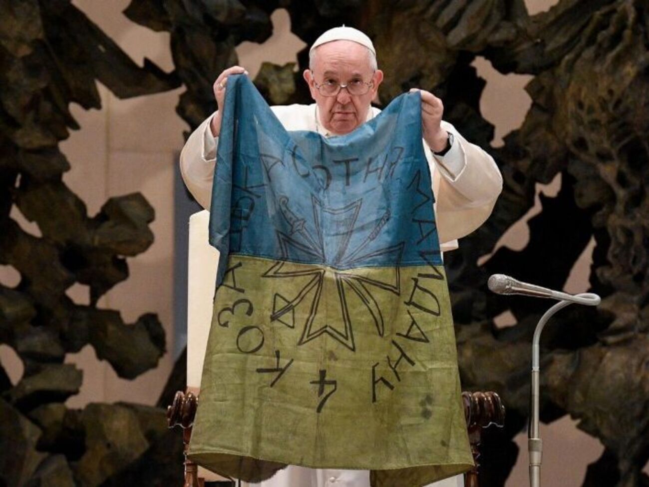 Папа римский показал аудитории флаг Украины, который ему привезли из Бучи