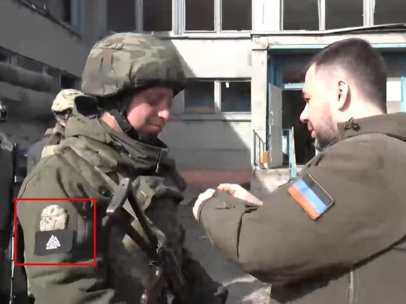 На руці бойовика &ndash; видозмінена версія нацистської емблеми "Тотенкопф" та скандинавський символ Одіна "Валькнут"