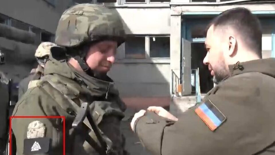 На руці бойовика – видозмінена версія нацистської емблеми "Тотенкопф" та скандинавський символ Одіна "Валькнут"
