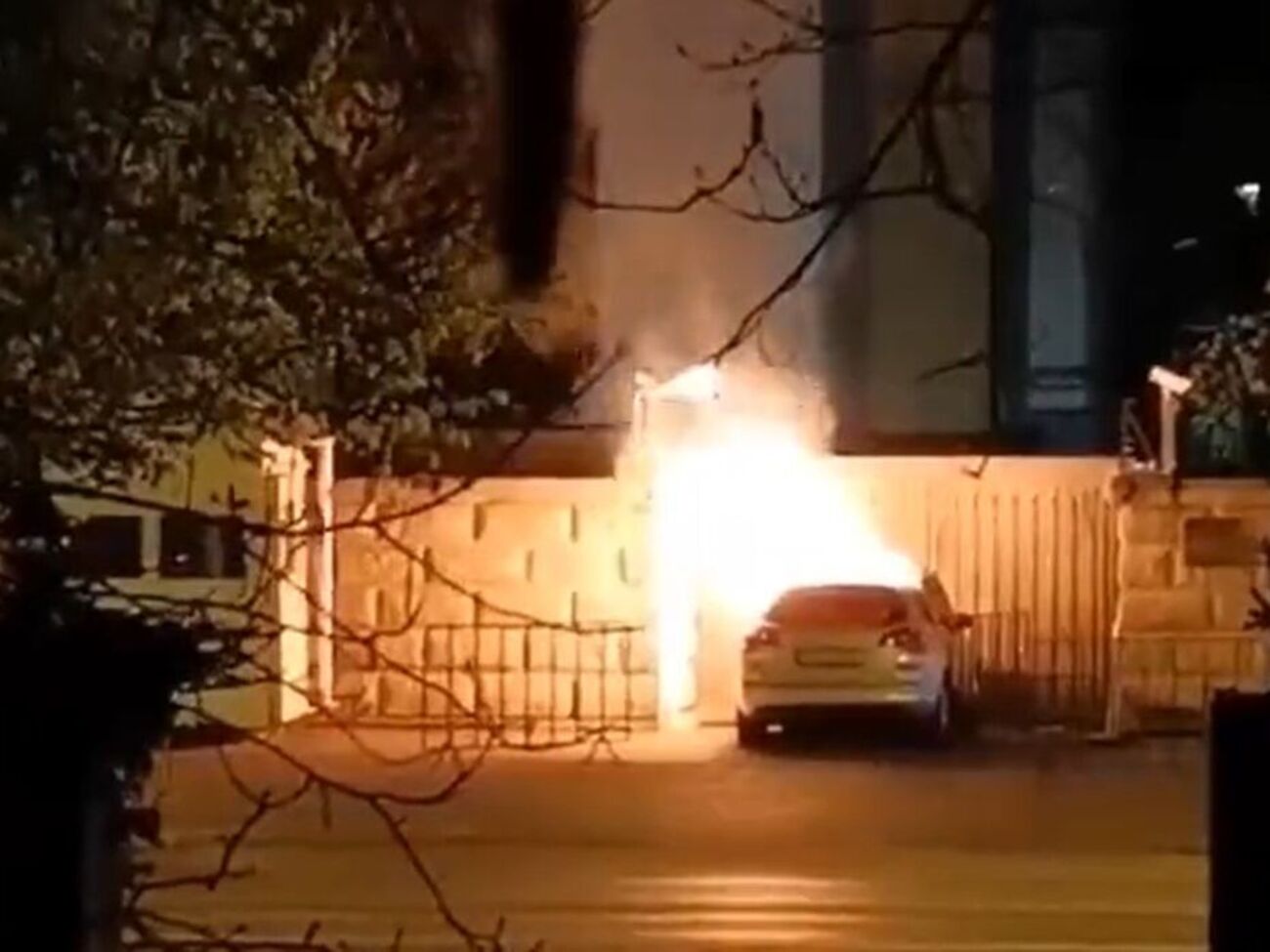 Після наїзду автомобіль спалахнув