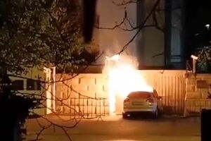 После наезда автомобиль загорелся