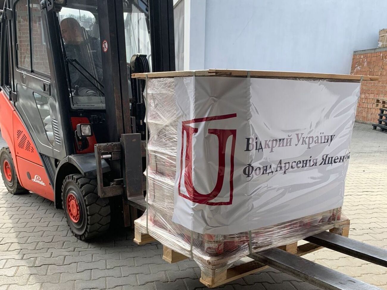 Фонд Яценюка передає продовольство до постраждалих від обстрілів регіонів