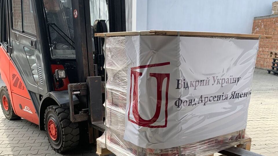 Фонд Яценюка передає продовольство до постраждалих від обстрілів регіонів