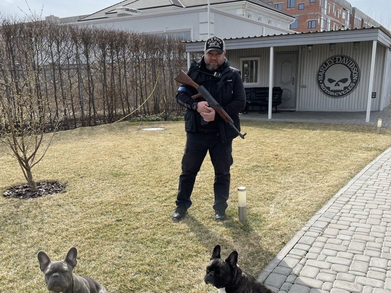 Пикалов:&nbsp;Приходишь домой, иногда с передовой, немного устал, включаешь телевизор и видишь ужасные вещи. И подступают слезы беспомощности