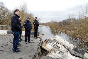 Убегая из сел Житомирской области, российские оккупанты взорвали два моста, отметил Бунечко (слева)