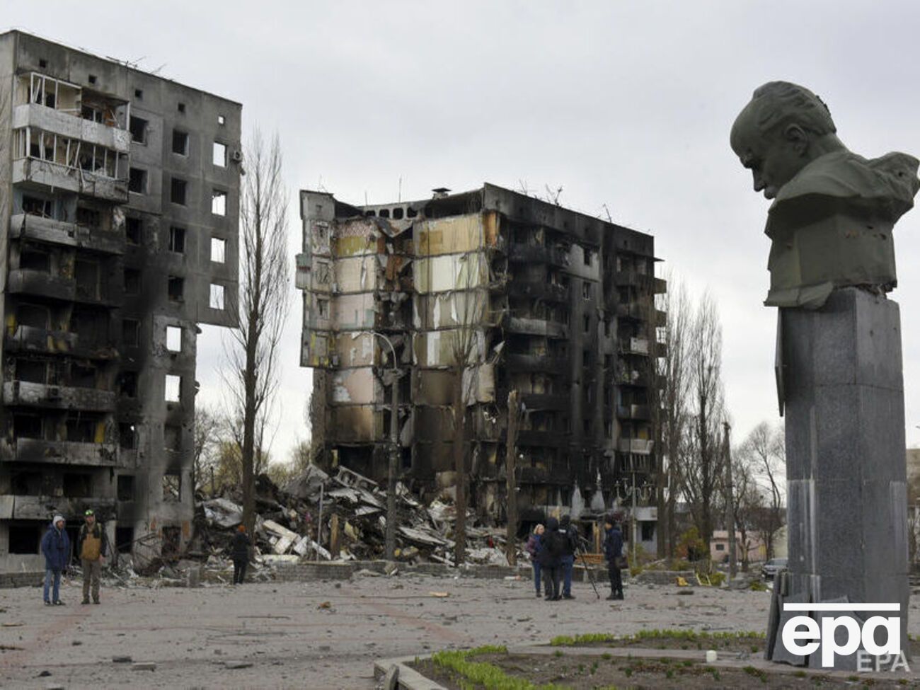 "Найжахливіше, що доводилося бачити". Рятувальники розбирають завали будинків у Бородянці. Фоторепортаж