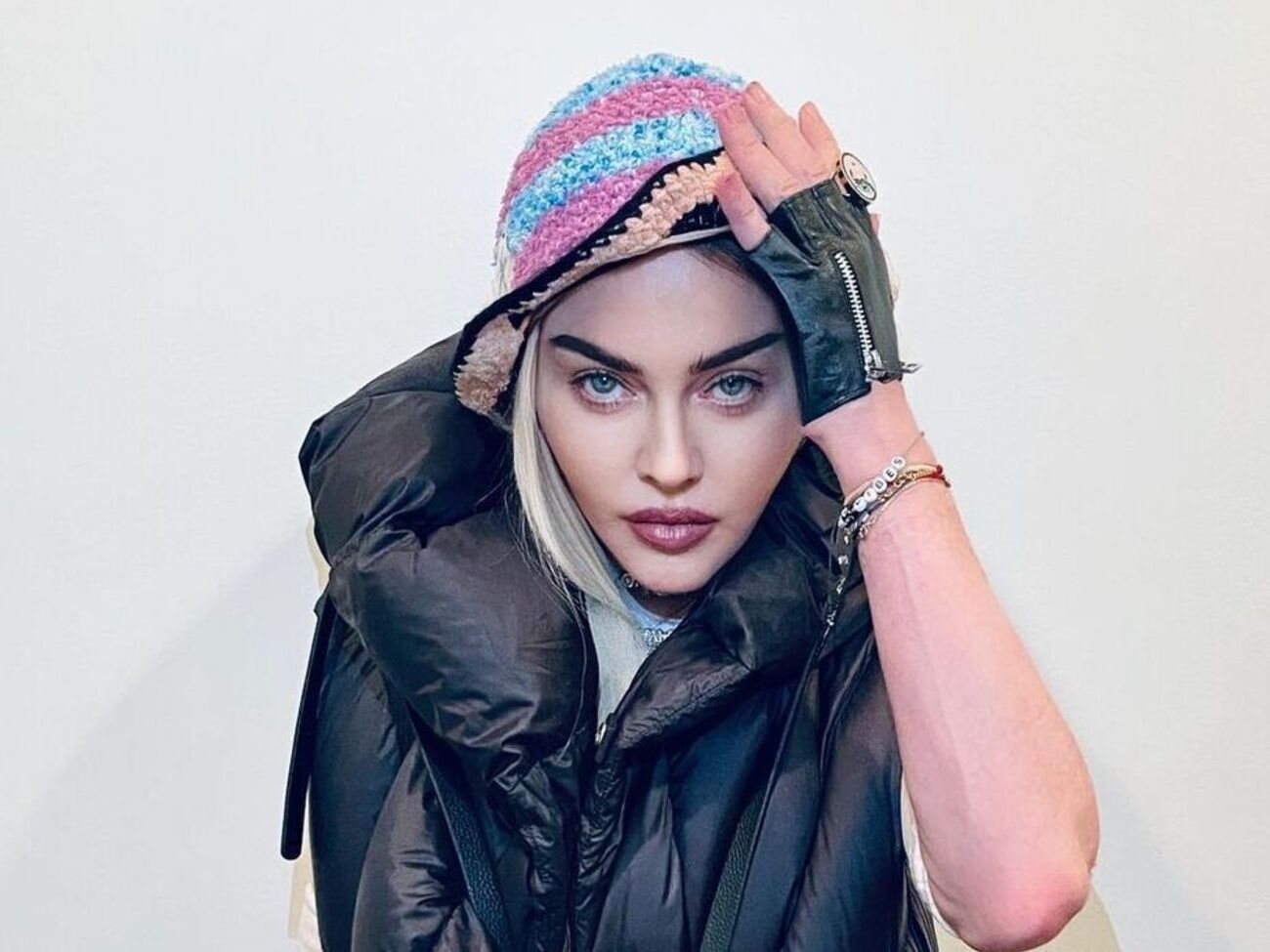 Мадонна набила на руці слово французькою мовою