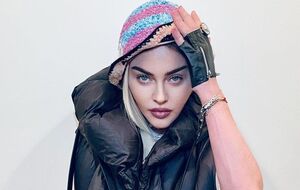 Мадонна набила на руці слово французькою мовою