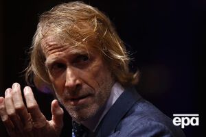 Бей зняв Сміта у двох своїх картинах