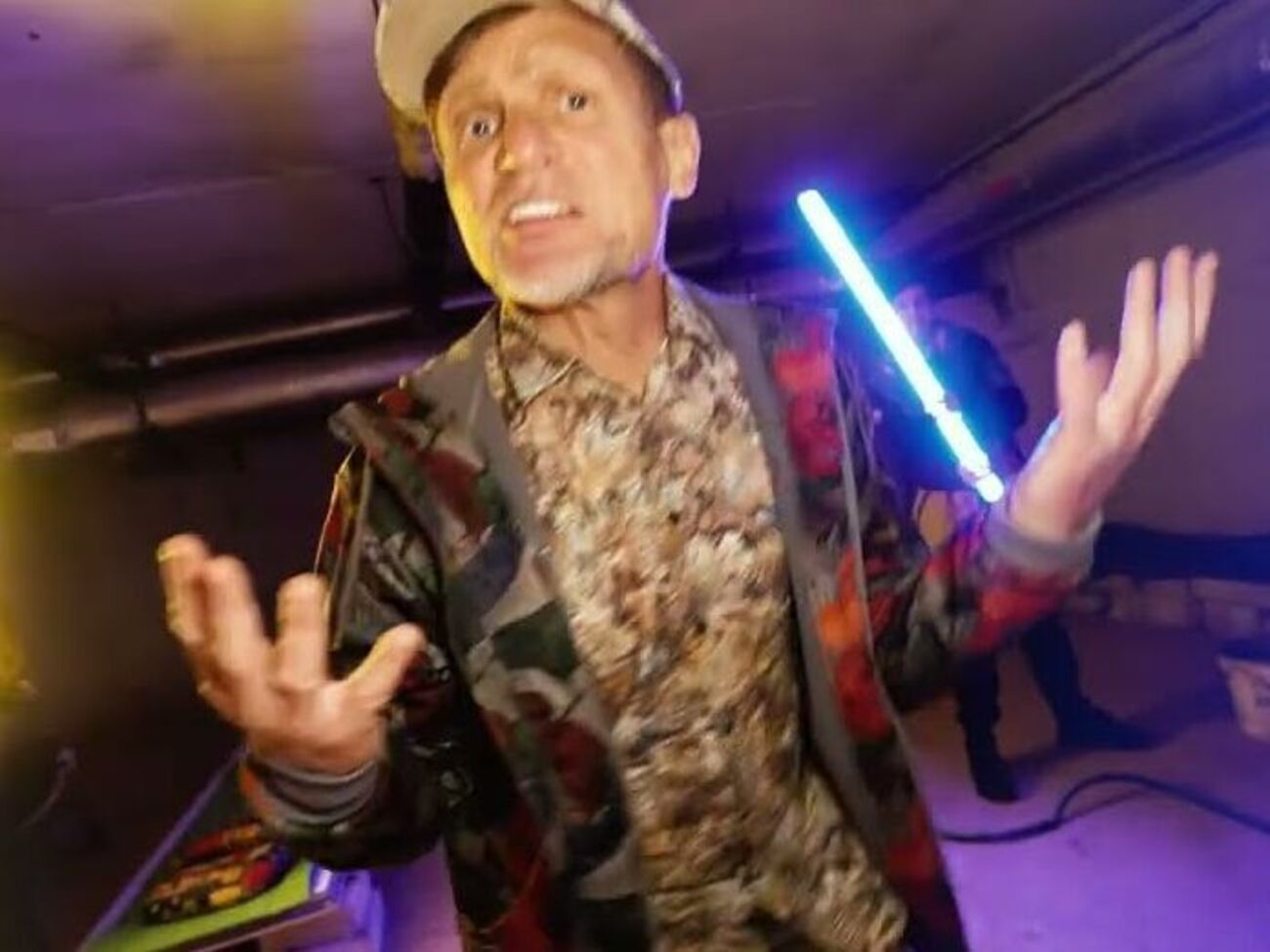 Деякі епізоди ролика зняли у бомбосховищі