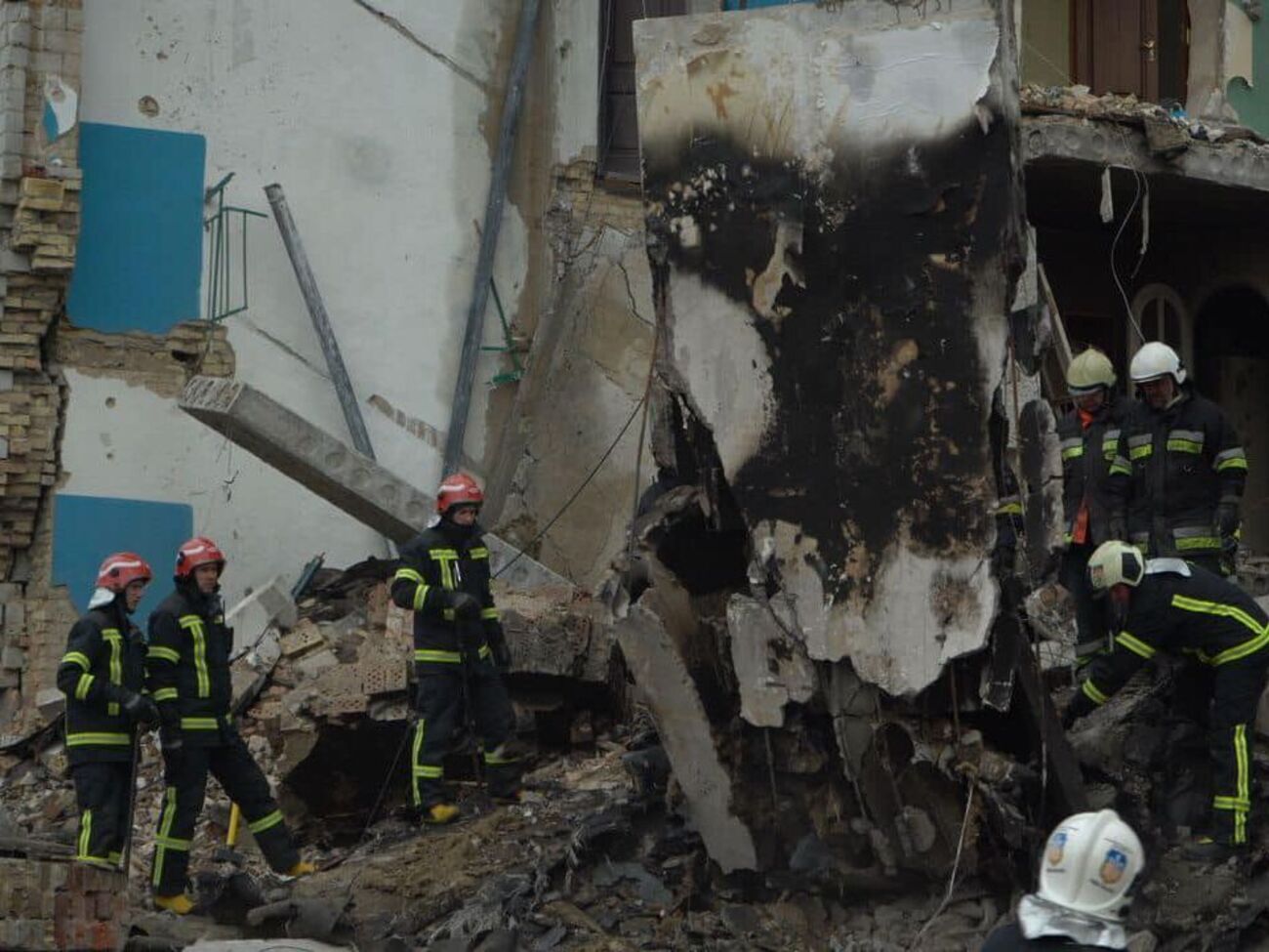 У Бородянці зруйновано більшу частину міста, під завалами, імовірно, ще є люди