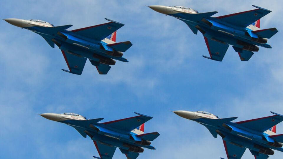 На аэродроме можно заметить, в частности, 19 истребителей