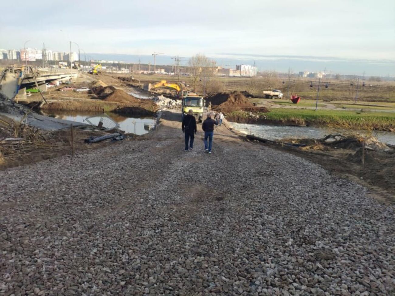 Продолжается возведение временной переправы через реку Ирпень на автодороге Р-30