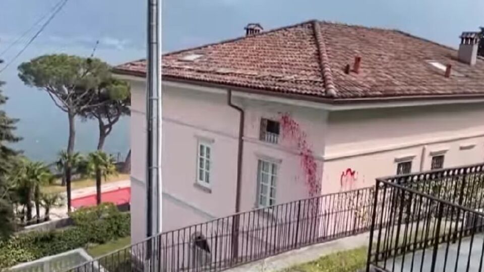 Фасад дома Соловьева замазали красной краской, а воду в бассейне окрасили в кроваво-красный цвет