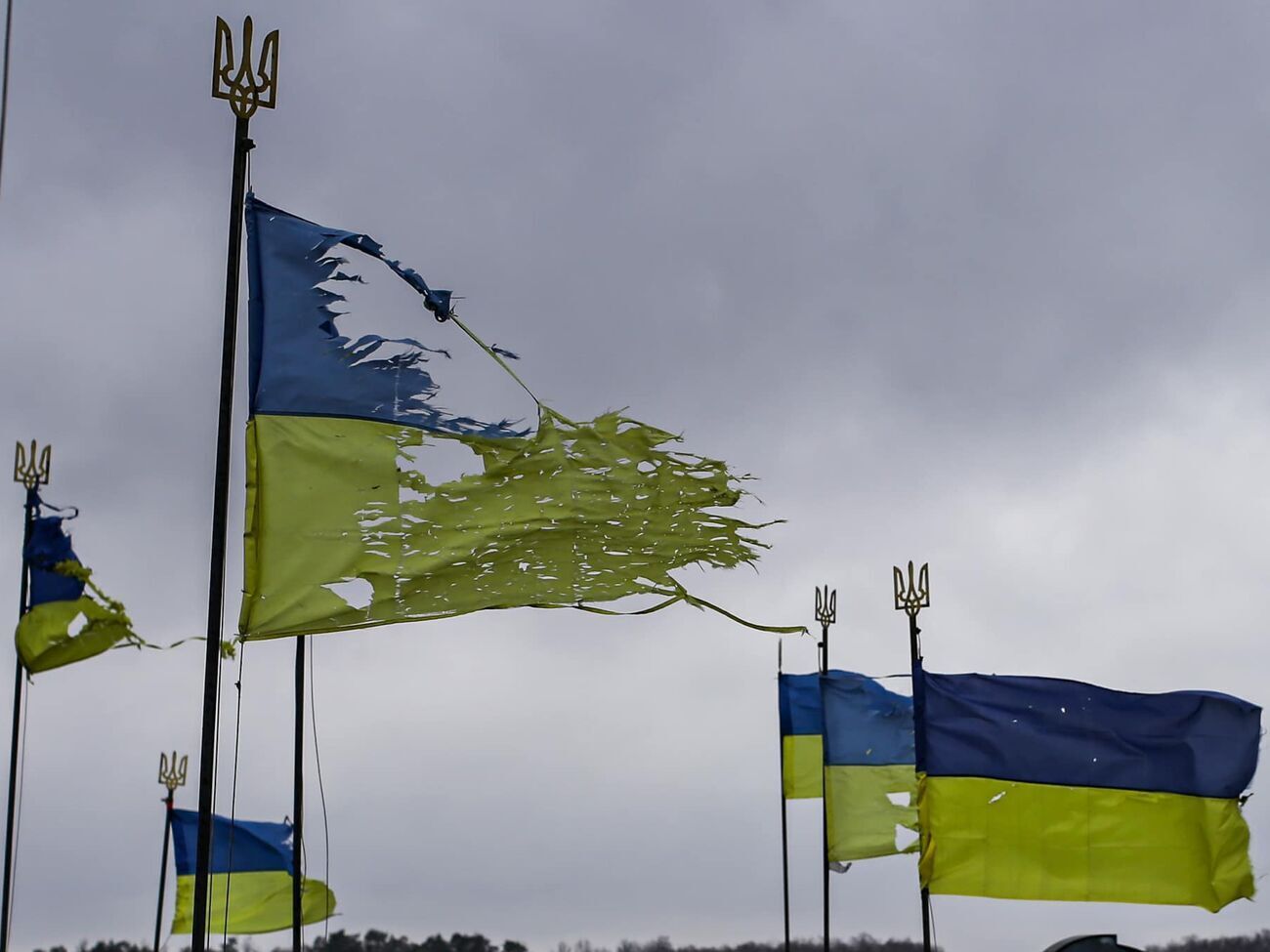 Збитий літак у житловому кварталі та зруйновані могили. Чернігів після деблокади. Фоторепортаж