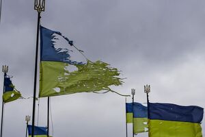 Збитий літак у житловому кварталі та зруйновані могили. Чернігів після деблокади. Фоторепортаж