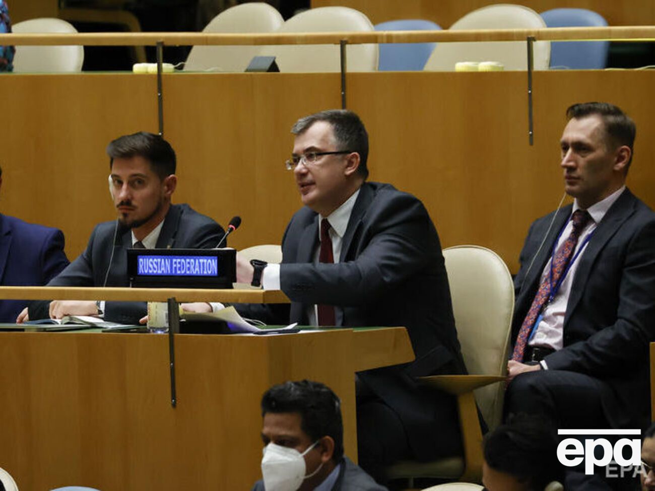 Кузьмин (в центре) заявил, что РФ исключили из СПЧ "в целях демонстративного наказания суверенного государства &ndash; члена ООН"