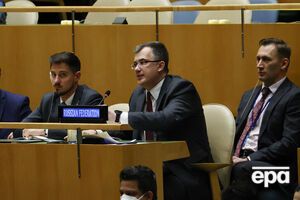 Кузьмін (у центрі) заявив, що РФ виключили із РПЛ "із метою демонстративного покарання суверенної держави – члена ООН"