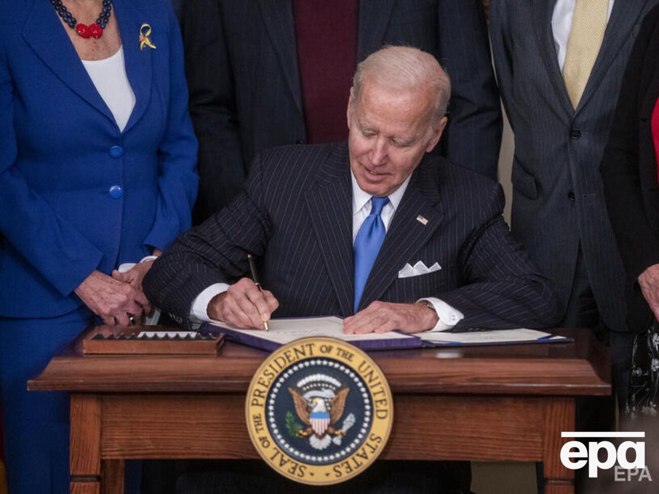 Після того, як Байден підпише закон, він набуде чинності