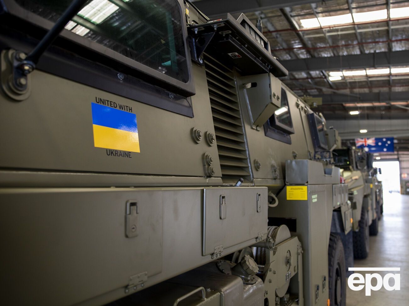 Бронетехнику перед отправкой в Украину переоборудовали и перекрасили