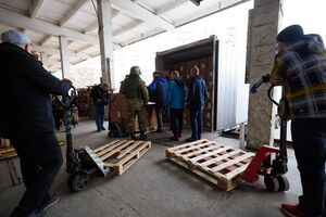По словам Тимошенко, в Чернигов привезли несколько тысяч продуктовых наборов, доставлять гуманитарную помощь будут ежедневно