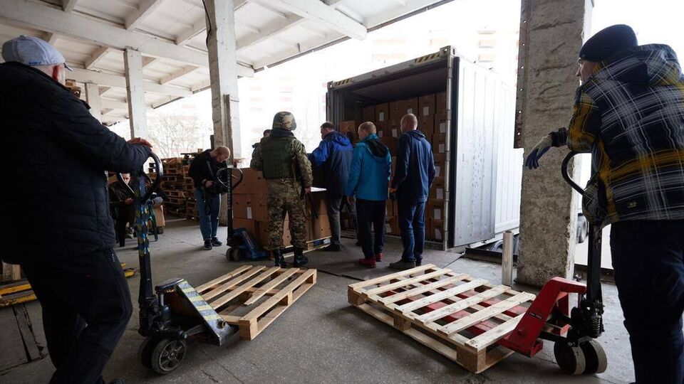 По словам Тимошенко, в Чернигов привезли несколько тысяч продуктовых наборов, доставлять гуманитарную помощь будут ежедневно