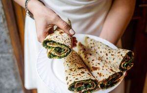 В лаваш можно завернуть любую начинку, которая есть в холодильнике